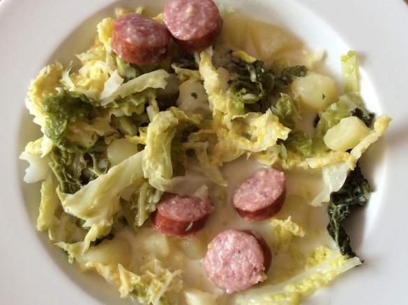 Knackiger Wirsingeintopf mit Mettenden (All in One)