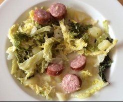 Knackiger Wirsingeintopf mit Mettenden (All in One)