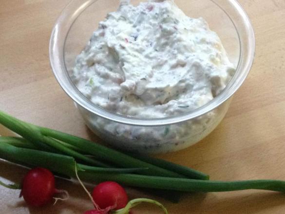 Frühlings-Frischkäse mit Radieschen und Dill