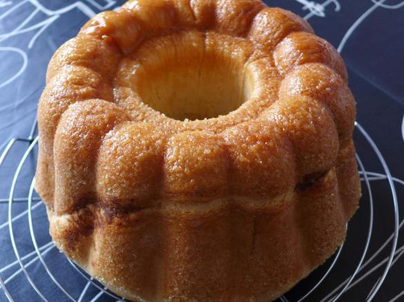 Saftiger Nussstriezel mit Zuckerkruste