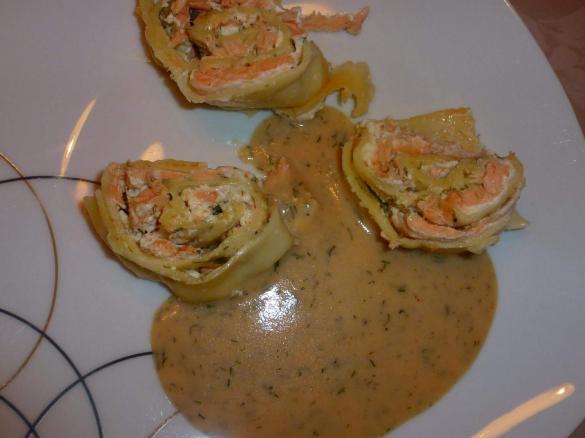 Nudelrolle mit Lachs und Creme Fraich gefüllt