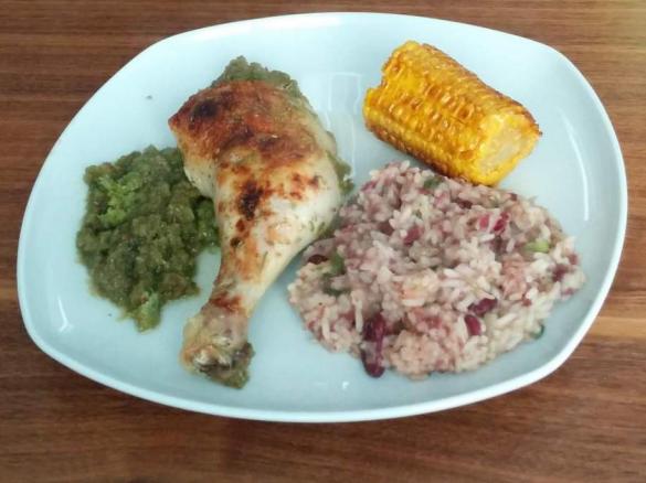 Jamaika-Hähnchen mit Bohnenreis und Mais