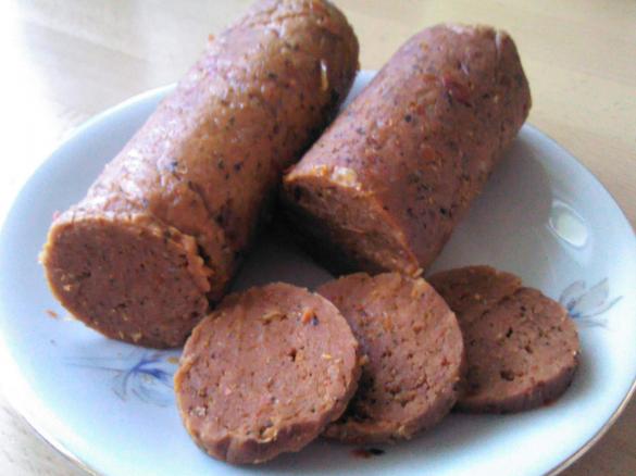 Veganer Vurstaufschnitt mit Kräutern