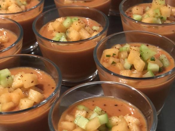Gazpacho mit Melonen-Minz-Topping (vegan)