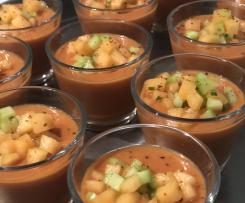Gazpacho mit Melonen-Minz-Topping (vegan)