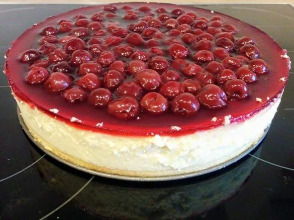 New York Cheesecake mit Kirschtopping (aus "Das Backbuch")