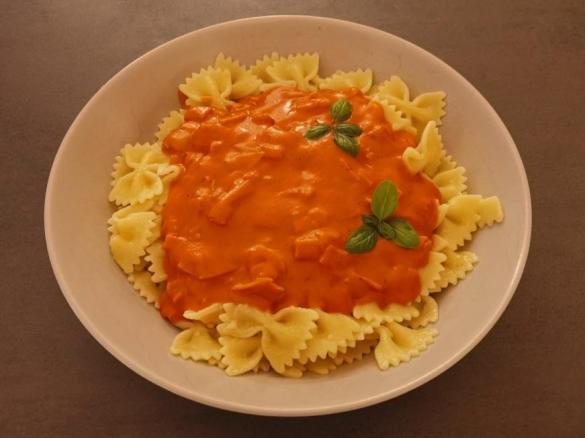 Tomatencreme-Nudelsoße mit Schinken