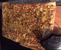 Schneller Zwiebelkuchen mit Roggen und Dinkelteig