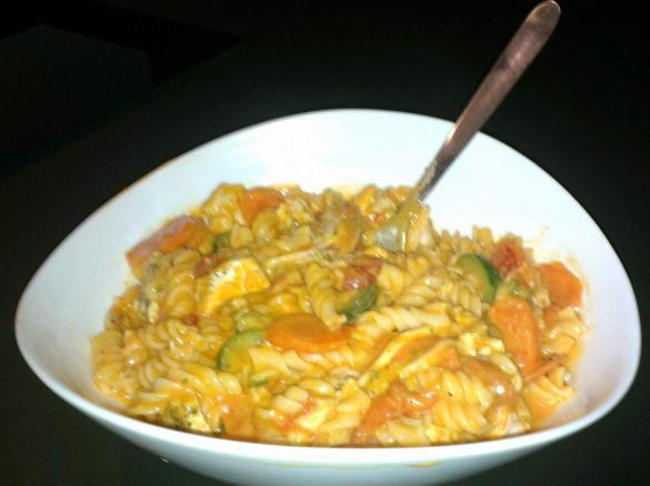 Variation von Hähnchen Mozzarella Ragout mit Nudeln und Tomatensauce