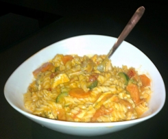 Variation von Hähnchen Mozzarella Ragout mit Nudeln und Tomatensauce