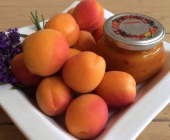Aprikosenmarmelade mit Lavendelblüten