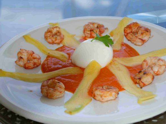 Paprikapüree mit Mango Burrata und Garnelen
