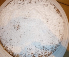 Nußtorte mit Preiselbeerfüllung