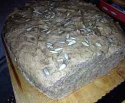 Roggen- Weizenbrot mit Sonnenblumenkernen