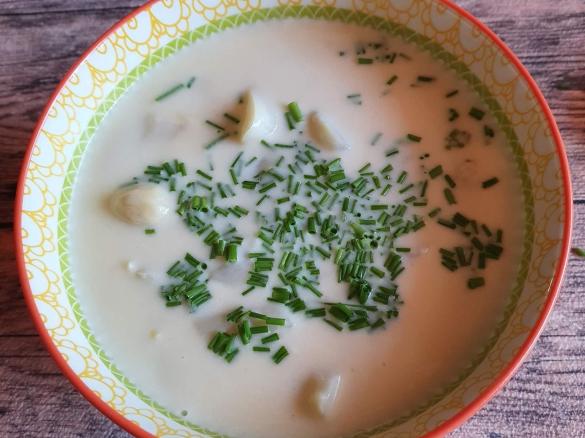 Spargelcremesuppe aus Spargelschalen mit Messerabdeckung/Welle