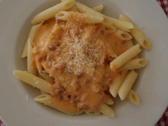 Rigatoni mit Tomaten-Schmand-Speck-Soße