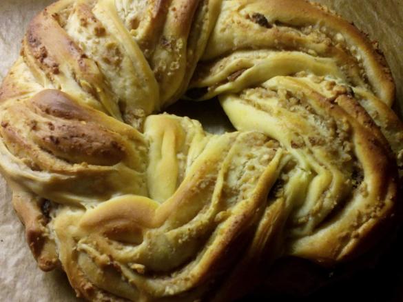 Variation von Hefekranz mit Apfel-Nuss-Füllung 