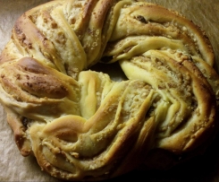 Variation von Hefekranz mit Apfel-Nuss-Füllung 