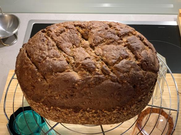 Roggen-Sauerteig-Brot mit Körnern