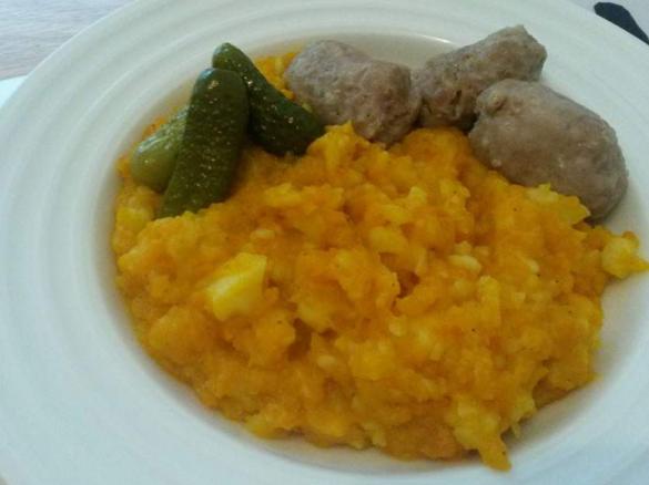 Möhrengemüse mit gegarter Bratwurst