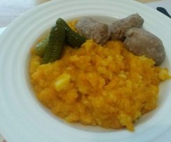 Möhrengemüse mit gegarter Bratwurst