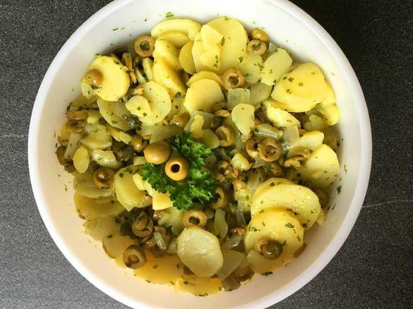 Kartoffelsalat ohne Mayonnaise - mediterran mit Oliven