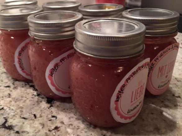 Weiße Pfirsichmarmelade mit Johannisbeeren(ohne schälen)