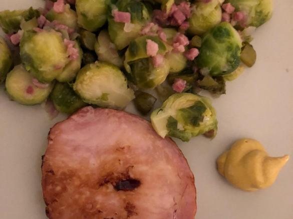 Rosenkohlsalat mit Kassler