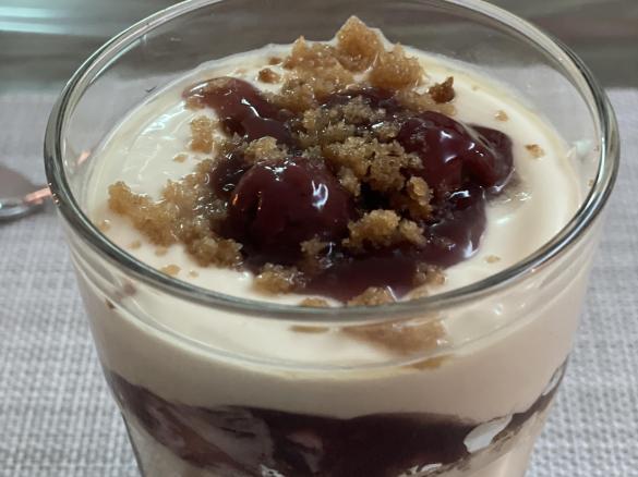 Irish Creme mit Kirschen und Lebkuchen