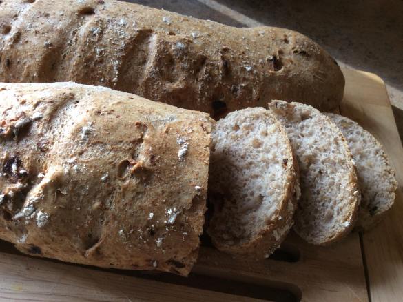 Baguette mit gerösteten Walnüssen und Zwiebeln