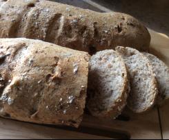 Baguette mit gerösteten Walnüssen und Zwiebeln
