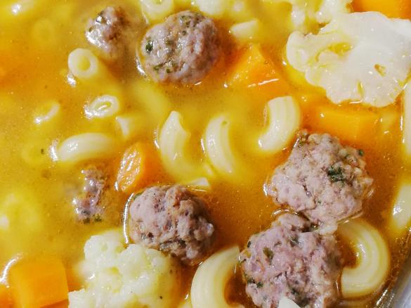 Nudelsuppe mit Gemüse und Hackbällchen