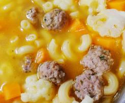 Nudelsuppe mit Gemüse und Hackbällchen