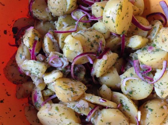 Frühkartoffelsalat mit Senf-Honigdressing und Kräutern