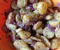 Frühkartoffelsalat mit Senf-Honigdressing und Kräutern