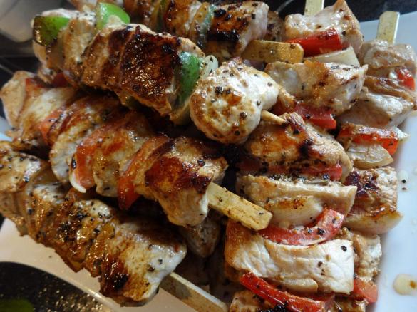 Heilig-Abend: Schaschlik mit Pommes, Salat und kleiner Vorspeise (unser Familiengericht)