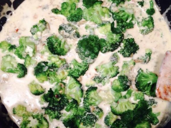 Brokkolinudeln in einer Gorgonzola-Sahne-Sauce