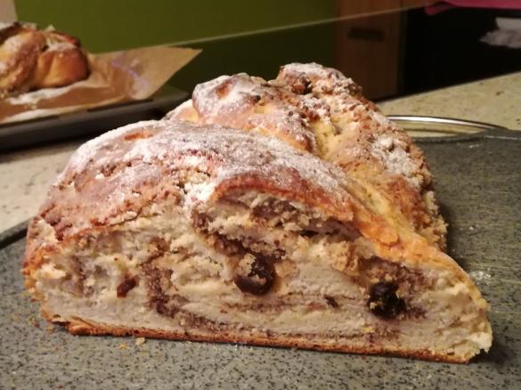 Hefezopf mit Nussfüllung