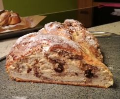 Hefezopf mit Nussfüllung