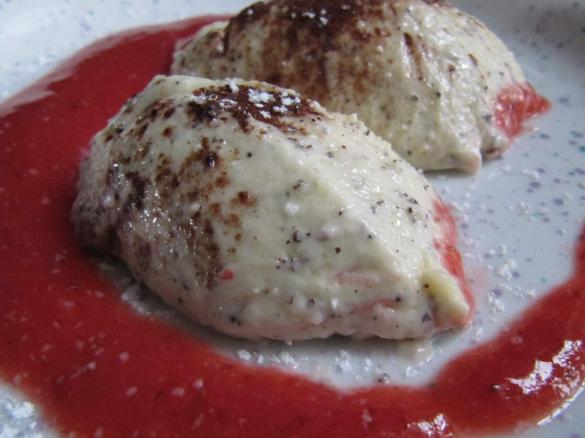 Marzipan-Mohn-Mousse mit Erdbeersoße