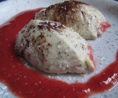 Marzipan-Mohn-Mousse mit Erdbeersoße