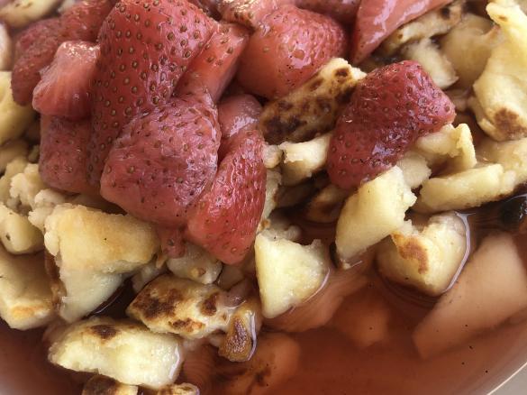 Stirrum (zerrupfter Pfannekuchen) mit Erdbeerkompott