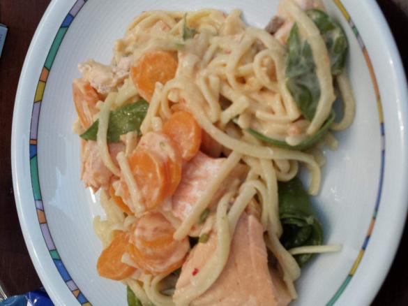 Scharfe Bandnudeln mit Gemüse und Lachs
