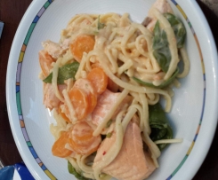 Scharfe Bandnudeln mit Gemüse und Lachs