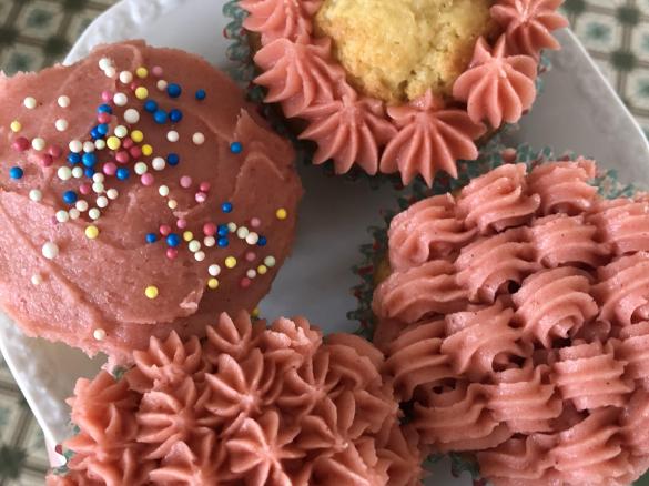 Erdbeer-Frosting für Cupcakes und Kuchen (Ohne Lebensmittelfarbe)