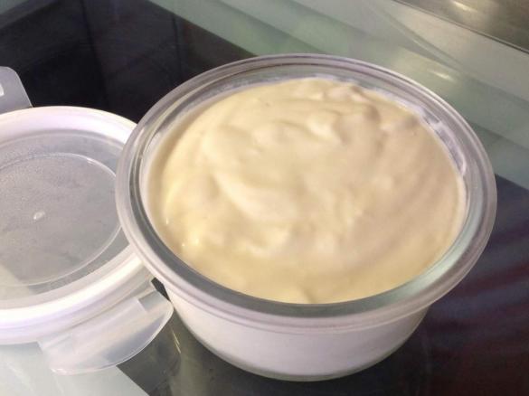 Variation von Aioli - original weiße spanische Aioli ohne Ei