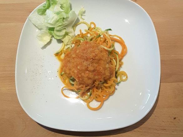 vegane Linsenpaprikasoße mit Gemüsespagetti