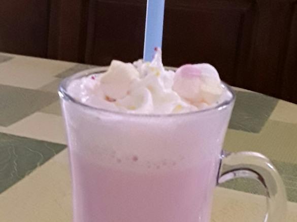 Heisse rosa Einhorn Drinkschokolade