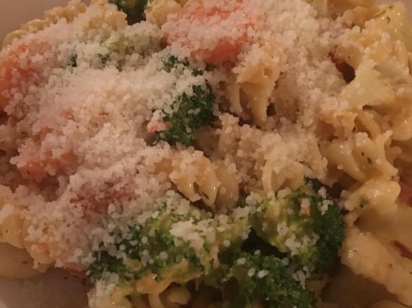 Gemüse-Nudel-Topf mit cremiger Paprikasauce