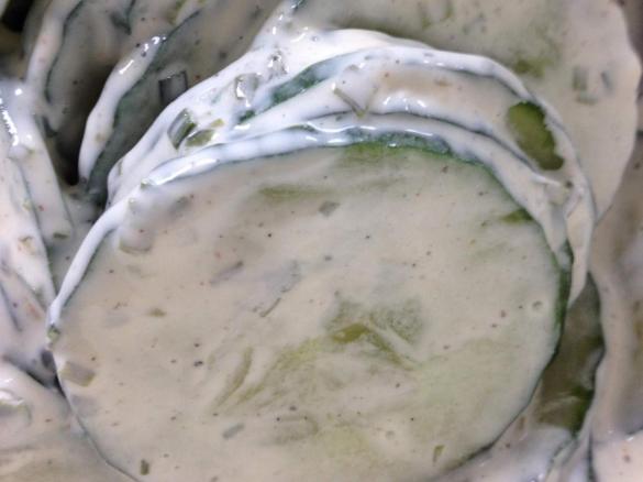 Gurkensalat mit saure Sahne